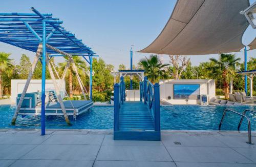Ras Al Khaimah Ski Chalet | Santorini check in