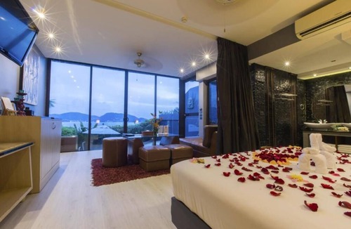 Patong Resort | (SHA+)Premium Deluxe Pool suite