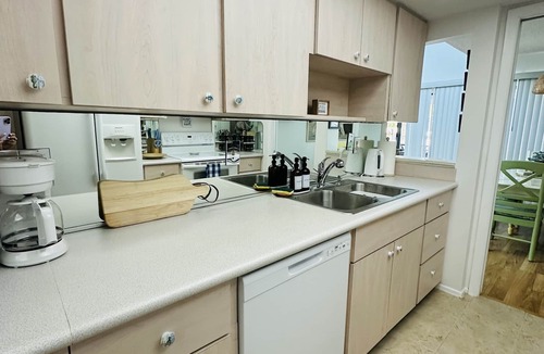 Venice Condo | Shark tooth getaway