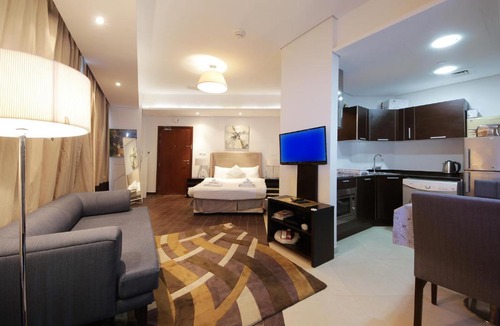 Dubai Sports City Apartment | Signature Holiday Homes - Luxurious Studio Apartment Matrix Tower