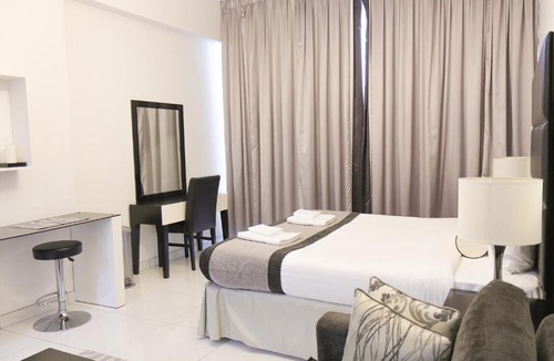 Dubai Sports City Apartment | Signature Holiday Homes - Modern Studio Apartment, Dubai Sports City