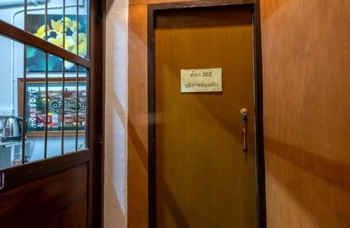 Chakkrawat Hostel | Sip N' Camp - Hostel