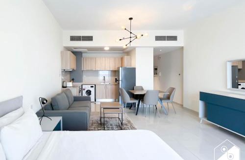 Business Bay Apartment | Skyline Studio Escape l Balcony , Gym & Pool