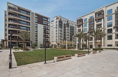 Dubai Apartment | Skyline Vista 3-Bedroom Haven with Lagoon Retreat