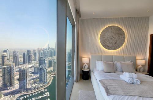 Dubai Marina Apartment | SOLARTE Luxe - Marina Gate - Spectacular Pools with Marina Views