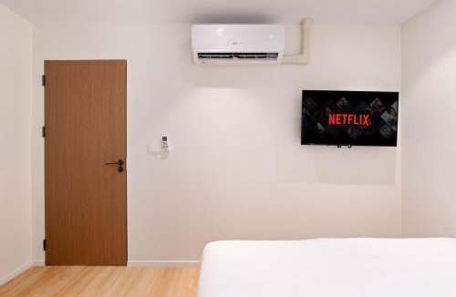 Khlong Toei Apartment | Spacious 3BR Apartment 650m from BTS Ekkamai