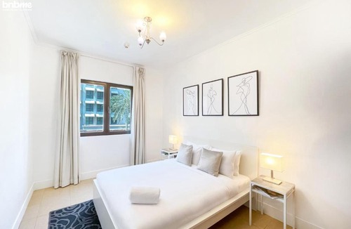 Downtown Dubai Apartment | Spacious Apt at Burj Khalifa & Dubai Mall with Maids Room - 204