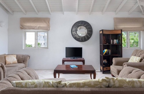 Old Trees Bay Apartment | Spacious Comfortable Apartments Steps From The Beach At Paynes Bay. Sundance