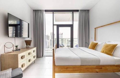 Downtown Dubai Apartment | Spacious Studio in Business bay with Canal Views!