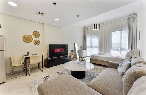 Al Wasl Apartment | Splendid Studio near Canal & famous Golf Clubs