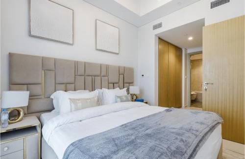 Sheikh Zayed Road Apartment | Stylish 2BR Plus Maid's Room Aykon City Business bay