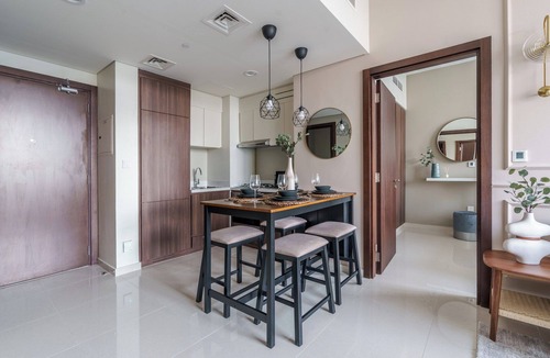 Downtown Dubai Apartment | Stylish Apartment , Pool + Gym , Balcony with Epic Burj View