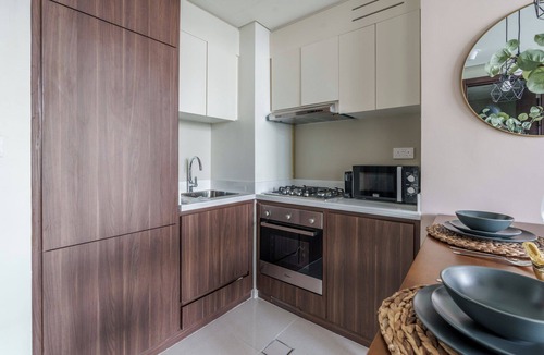 Downtown Dubai Apartment | Stylish Apartment , Pool + Gym , Balcony with Epic Burj View