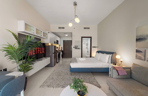 Dubai Apartment | Stylish Apt with a Gym, Pool, BBQ area, Badminton Court