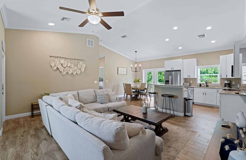 Port Charlotte House | Stylish, Fun & Comfy - Mins to Beaches - Backyard!
