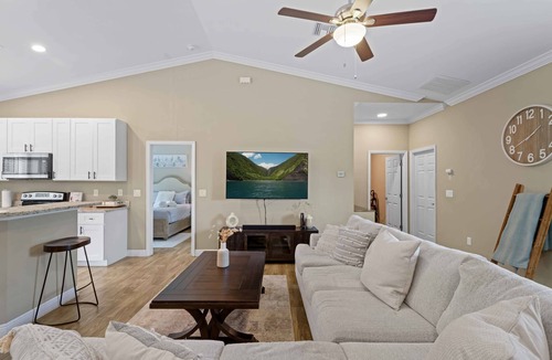 Port Charlotte House | Stylish, Fun & Comfy - Mins to Beaches - Backyard!