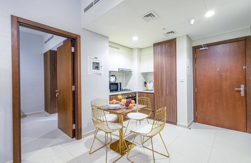 Downtown Dubai Apartment | Stylish Two-Bedroom Business Bay | Burj Khalifa View | Gym & Poolnn