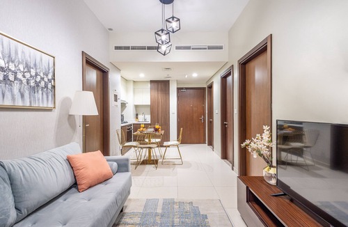 Downtown Dubai Apartment | Stylish Two-Bedroom Business Bay | Burj Khalifa View | Gym & Poolnn