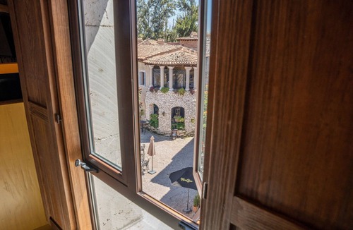 Santeagueda Apartment | Suite Raffaello: Design and Comfort in ValQuirico