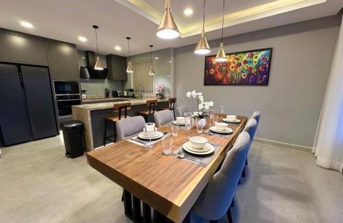Central Pattaya Villa | Super Luxury 3 Bedroom Private Pool Villa with Jacuzzi, Near 711, 10 minutes to Walking Street and Pattaya Beach - MT6