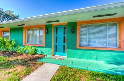 Sunny Shores Cottage | The "Grouper"