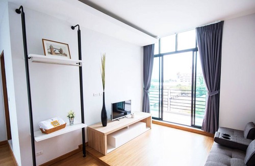 Chonburi Hotel | The LogBook Room and Cafe