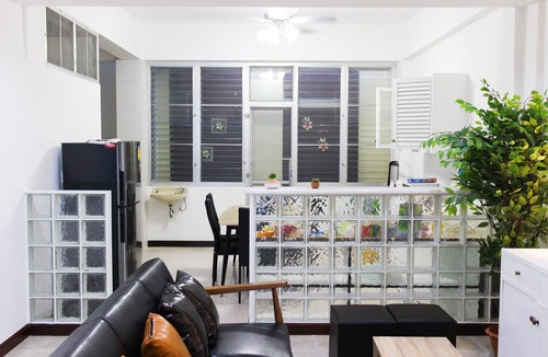 Ratchadaphisek House | Train Night Market to 2min & MRT to 3min, big House, popular restaurants & cafes