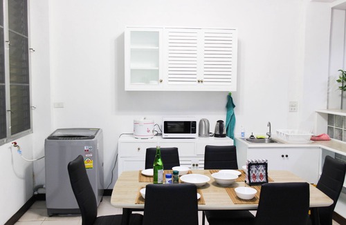 Ratchadaphisek House | Train Night Market to 2min & MRT to 3min, big House, popular restaurants & cafes