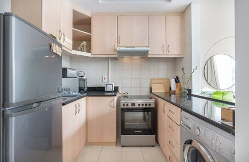 Discovery Gardens Apartment | Trendy Studio with fitted kitchen in Discovery Gardens