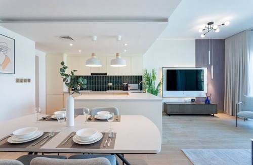 The Greens Apartment | Upgraded Chic 2 Bed l Pool View l Pool, Gym Access