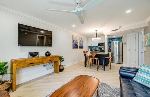 Old Naples House | Upscale Naples Condo w/Pool Access: Walk to Pier!