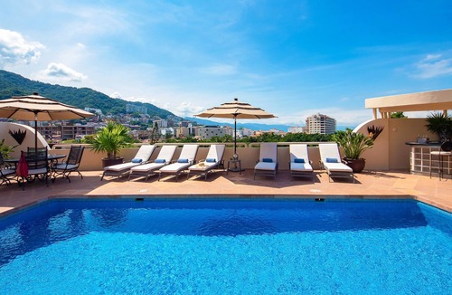 Cerro Villa | UPSCALE VILLA IN DOWNTOWN W PRIVATE POOL JACUZZI STAFF STUNNING DECOR