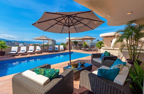 Cerro Villa | UPSCALE VILLA IN DOWNTOWN W PRIVATE POOL JACUZZI STAFF STUNNING DECOR