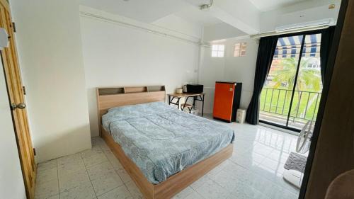 Talat Nuea Apartment | Very budget studio free wifi in town pet friendly