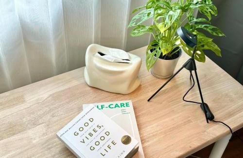 Khlong Toei House | Walk2BTS, KingBed, FastWiFi, FreeLaundry, Netflix