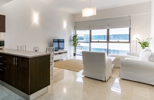 Al Barsha 1 Apartment | Walking Distance from Mall of the Emirates!