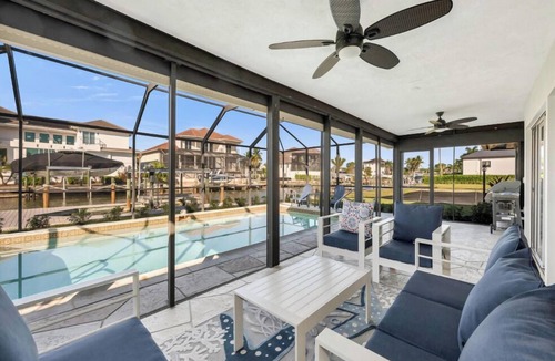 Connors House | 🌊 Waterfront Escape | Canal-Front Retreat w/Private Pool