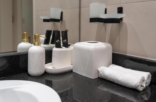 Discovery Gardens Apartment | White Sage Incredible Studio Next to Metro