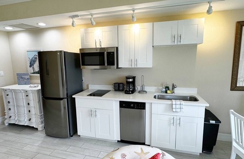 Osprey Apartment | Windsor Lodge Unit #19, studio close to beaches