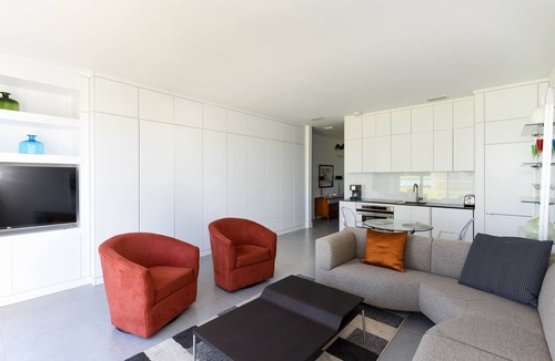Osprey Apartment | Windsor Lodge Unit 7, studio, close to the beaches, pool access