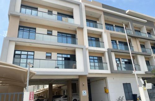 Dubai Investment Park Apartment | Wow Amazing Hostel ,1Bed in Male Dormitory,1min Dip Metro Station And Souq , Airport Shuttle