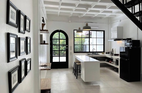 Chang Khlan House | Your Local Spacious 3-story Home, Rooftop views & King Beds near Night Bazaar