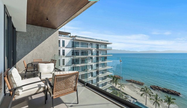 2BR Beachfront 7th Floor Amazing Views | Arama Bay
