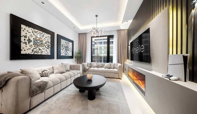 3BR Apt nr Mall: Pool & Sauna | Sleeps 12 | 3 TVs