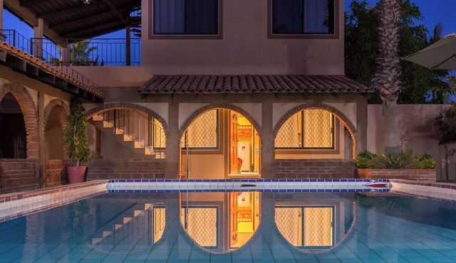7bdrm boutique hotel with AC, WiFi , heated pool convenient location.