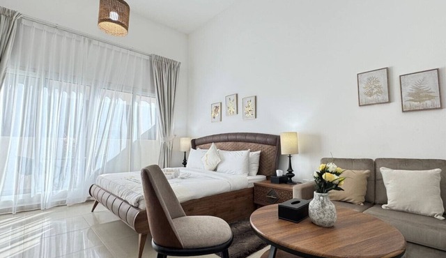 Al Reef Peaceful Studio: King Bed Comfort for 2