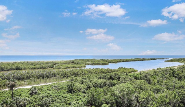 Alluring Beachfront Condo | Pool & View of Lagoon