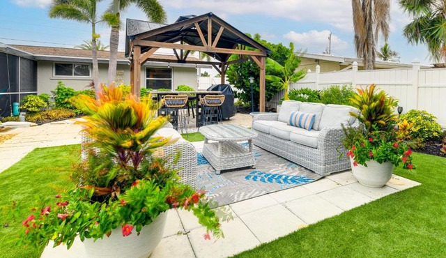 Backyard Oasis! Waterfront Haven in Bradenton