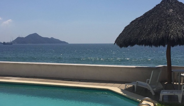 Beachfront 2bed/2bath Condo with Pool