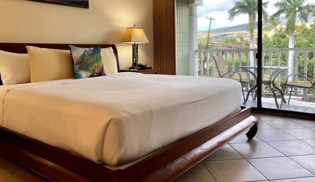 Beachfront Mountain View Lahaina Shores Studio